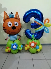 {{photo.Alt || photo.Description || 'Три Кота Композиция с Цифрой'}}